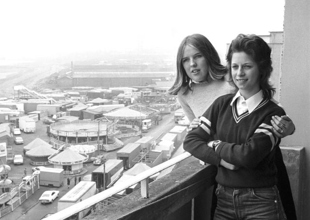 74frankfurt's tweet image. Tower Blocks of Scotland: Linktown, Kirkcaldy. Residents Jacqueline and Eileen. (1970s) Pic: Fife Today.