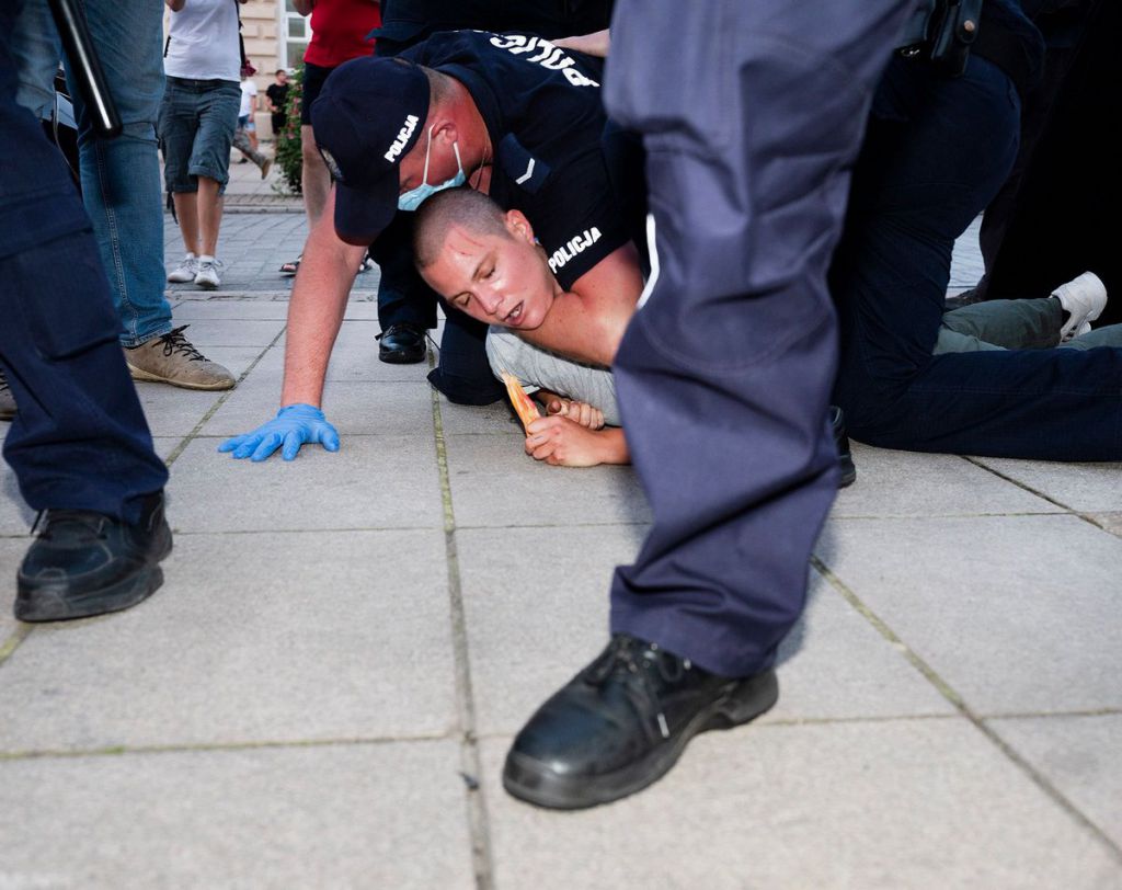 RJopici's tweet photo. Takole na Poljskem uredijo s protestniki proti demokraciji.

Če želimo podobno v Sloveniji, moramo okrepiti desnico in pa zmanjšati moč predvsem tranzicijske levice, ki je močno vpeta v inštitucije in deluje kot globoka država. https://t.co/c9LF5QHb0i