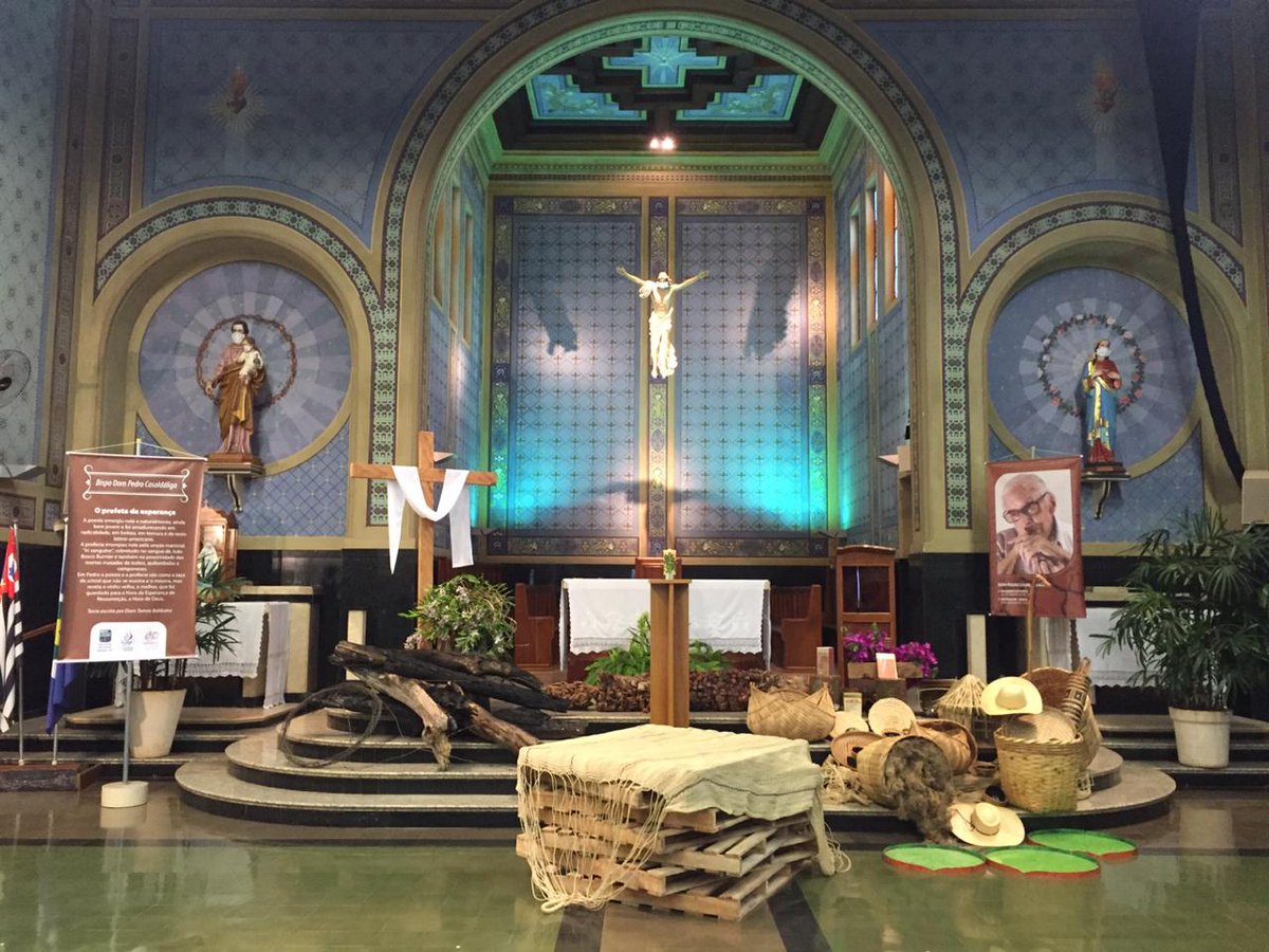 vaticannews_pt's tweet photo. O corpo de d. Pedro Casaldáliga foi velado no sábado na capela do Claretiano, no Centro Universitário de Batatais. Está num caixão sem flores, descalço, com uma estola de retalhos da Nicarágua e uma cruz peitoral  feita pelos índios xavantes. Missa de exéquias neste domingo, 15h. https://t.co/dC9En0AgAQ