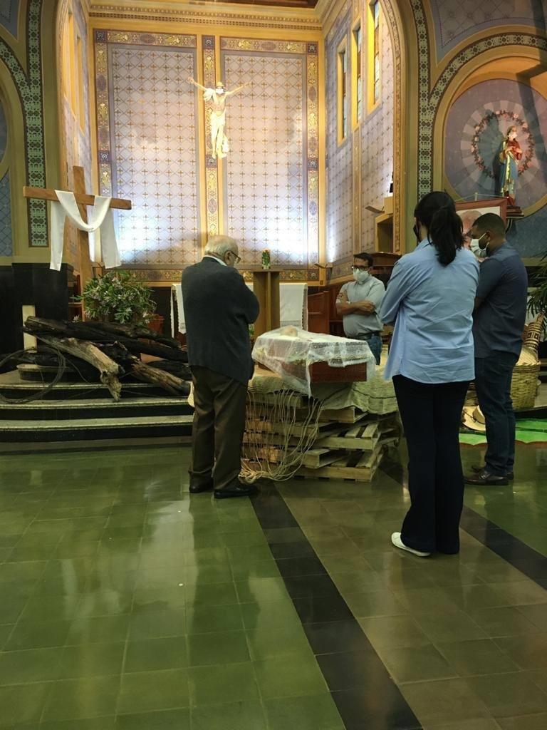 vaticannews_pt's tweet photo. O corpo de d. Pedro Casaldáliga foi velado no sábado na capela do Claretiano, no Centro Universitário de Batatais. Está num caixão sem flores, descalço, com uma estola de retalhos da Nicarágua e uma cruz peitoral  feita pelos índios xavantes. Missa de exéquias neste domingo, 15h. https://t.co/dC9En0AgAQ