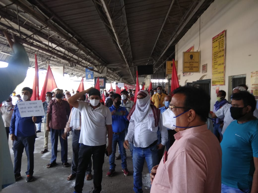 #SaveRailway_SaveNation
जभारत छोड़ो आंदोलन की तर्ज पर 9 अगस्त को देशव्यापी विरोध प्रदर्शन किया जा रहा है। अध्यक्ष राजेश सिंह के नेतृत्व में सरकार की चुल हिला देने वाली इस अभियान में भारी मात्रा में उपस्थित होकर  विरोध किया। 
<a href="/ShivaGopalMish1/">Shiva Gopal Mishra</a> <a href="/PiyushGoyal/">Piyush Goyal</a> <a href="/RailMinIndia/">Ministry of Railways</a> <a href="/PMOIndia/">PMO India</a>