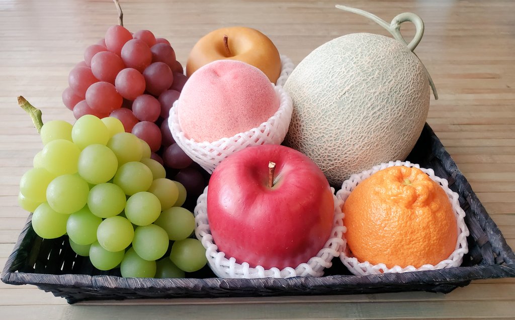 nihonsample's tweet image. お盆の時期ですね
暑い日が続くとお供え物にも気を使いますよね

本物の果物に食品サンプルをプラスして彩り鮮やかにお供えしてはいかがでしょうか？
各種フルーツ取り扱いしております
お気軽にお問い合わせ下さい
nihon-sample.co.jp
#日本サンプル #食品サンプル #お供え #果物 #フルーツ盛り