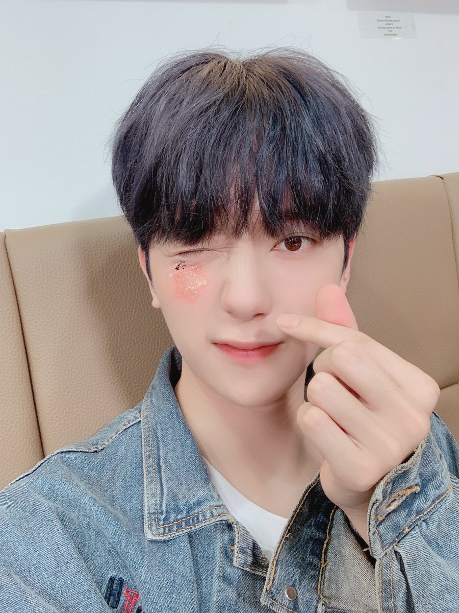 1the9__official's tweet photo. [#신예찬]
Good Bye 1THE9 두 번째 팬싸인회 끝..!!
우리 원더랜드 오늘도 수고 많���어요ㅠㅠ
비도 많이 오는데 여러분 모두 집에 안전하게 있어야 해요❤️
항상 사랑하고 마지막까지 우리 함께해요
사랑해~~❤️❤️

#원더나인 #1THE9
#SHINYECHAN
#GoodBye1THE9 #세어봐 https://t.co/WenbS5pcw1