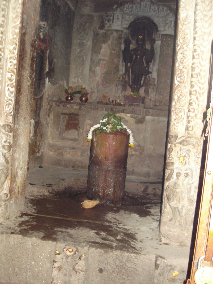 जिसकी लम्बाई 1453 मीटर तथा चौड़ाई 10 मीटर हैं।मुख्य मंदिर सात छोटे मंदिरों से घिरा हुआ है जो विभिन्न देवताओं जैसे भगवान भैरव, देवी काली, गरुड़ और देवी पार्वती को समर्पित हैं। मुख्य मंदिर में भगवान विष्णु की एक मूर्ति के साथ एक विशाल शिव लिंग है। 3/6