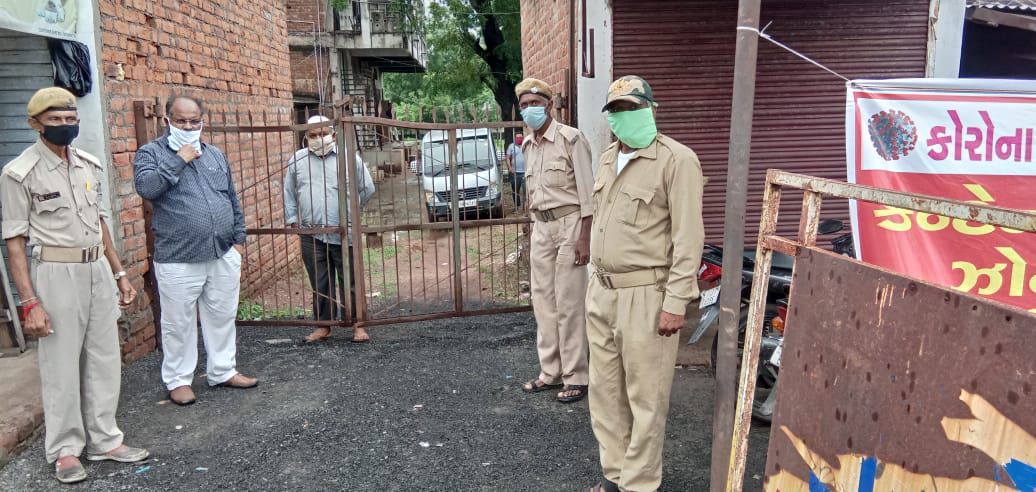 બાયડ ડિવિઝનના બાયડ અને માલપુર તાલુકા માં કોવીડ 19 ના કેસ અન્વયે કન્ટેઇનમેન્ટ કરેલ વિસ્તારમાં મામલતદાર/નાયબ મામલતદાર અધિકારી/કર્મચારી રજાના દિવસે પણ મુલાકાત કરી નિયંત્રણ તેમજ આવશ્યક ચીજવસ્તુઓના પુરવઠા બાબતે સમીક્ષા કરી રહ્યા છે.@CollectorArvali <a href="/pkumarias/">Pankaj Kumar</a> @GujHFWDept <a href="/CMOGuj/">CMO Gujarat</a>