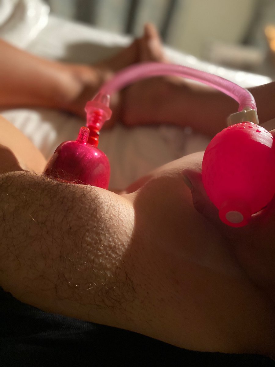 ukinkycple's tweet photo. Having a little solo play and taking pics for you guys! Feeling so turned on. Who wants to see another pic? https://t.co/YF5k1OSvHE