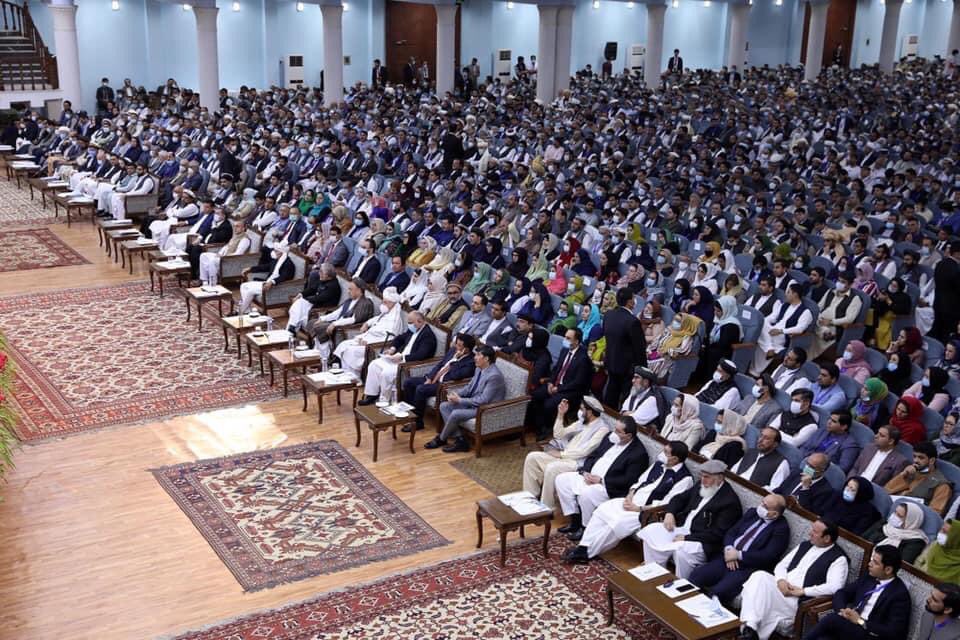 رئیس جمهور غنی در مراسم اختتامیه #لویه_جرگه_مشورتی_صلح: 
تصمیم نگرفتن در این شرایط جرم است. در این شرایط که #افغانستان به حرکت ضرورت دارد، همه دست به دست هم بدهیم تا مشترکا تصمیم اساسی و قوی را برای تقویت #ملت و #دولت بگیریم.
#PeaceJirga2020
#TalibanPrisoners
#AfgPeaceProcess