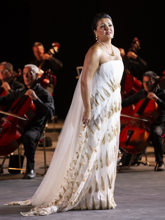 OperaRoma's tweet photo. Questa sera alle 21 #AnnaNetrebko e #YusifEyvazov tornano al Circo Massimo con il concerto straordinario "Omaggio a Roma", diretti dal maestro #JaderBignamini e accompagnati dall'Orchestra del Teatro dell'Opera di Roma.
#OperaCircoMassimo #romarama
ph. Yasuko Kageyama / TOR https://t.co/btApM3dU6l