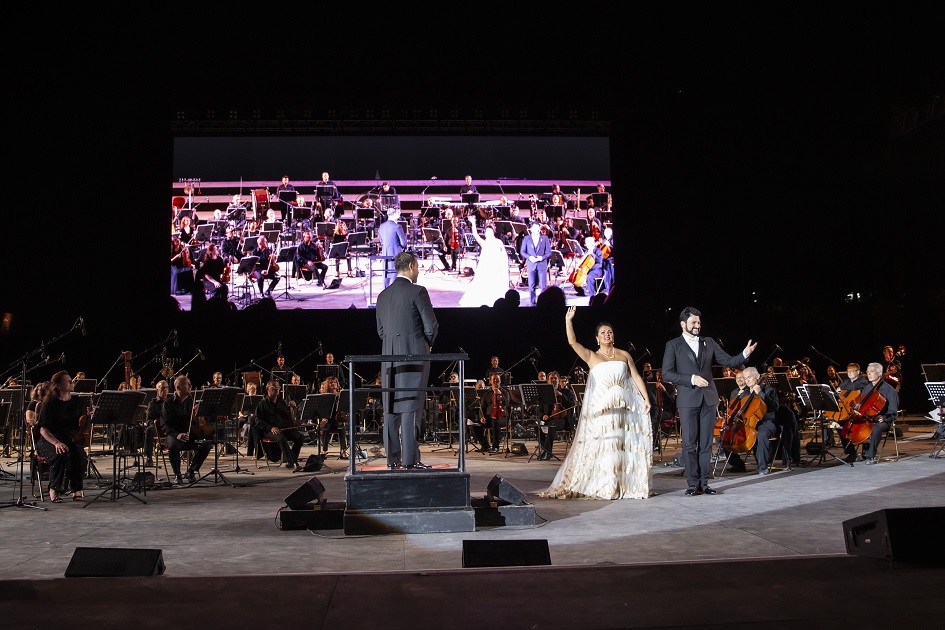 Questa sera alle 21 #AnnaNetrebko e #YusifEyvazov tornano al Circo Massimo con il concerto straordinario 'Omaggio a Roma', diretti dal maestro #JaderBignamini e accompagnati dall'Orchestra del Teatro dell'Opera di Roma.

#OperaCircoMassimo #romarama 

ph. Yasuko Kageyama / TOR