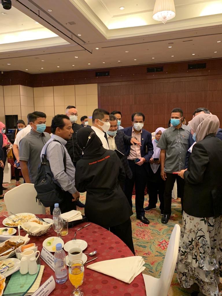 OfficialMIDA's tweet photo. MITI, @OfficialMIDA serta agensi-agensi MITI yang lain akan terus bekerja keras bagi memastikan pertumbuhan dinamik Perusahaan Kecil dan Sederhana (PKS) Bumiputera di #Sabah yang terlibat di dalam sektor pembuatan. #sesilibaturus #automasi #pendigitalan https://t.co/D7VAhzgxH8