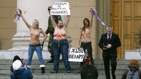 This was about 10 years ago 3 femen activists, including myself, staged an ironic protest in Minsk & mocked Lukashenko. This protest was in solidarity with the political prisoners, among whom were oppositional candidates of the 2010 presidential elections & activists...  #Belarus