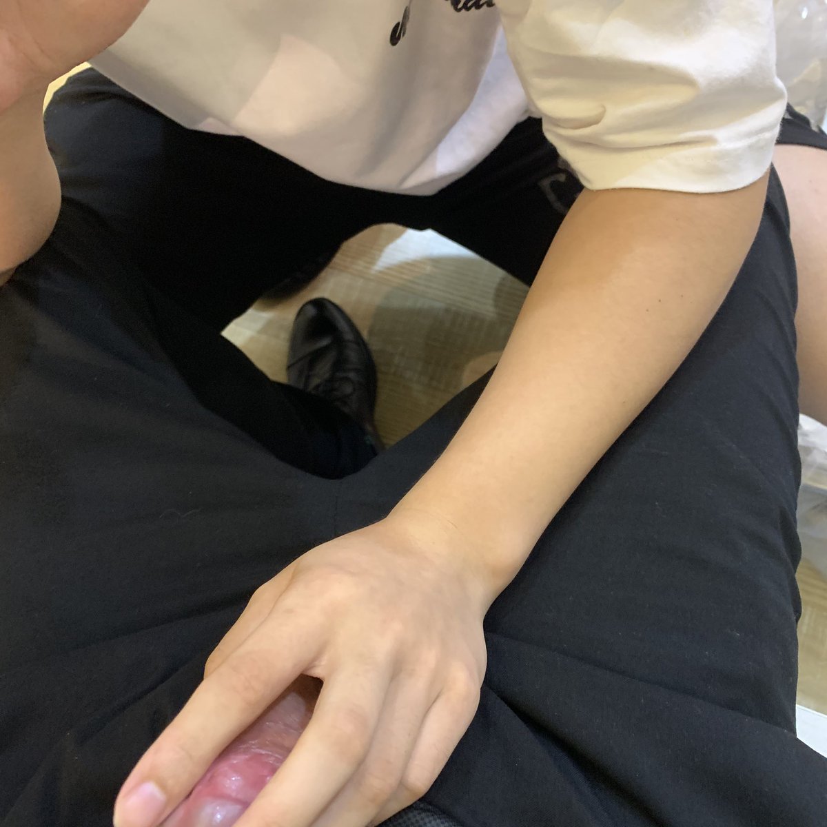 光谷大二学生
问他暑假待在武汉干嘛
他说玩
我说玩男人嘛？喜欢爸爸的西裤裆，狂舔，最后在商场的隐蔽角落操了他