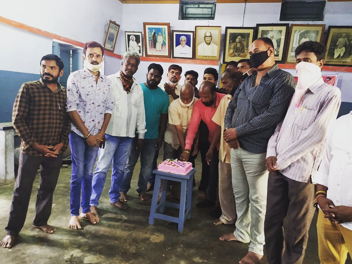 NaniKhan13's tweet photo. చిత్తూరు జిల్లా సూపర్ స్టార్ కృష్ణ మరియు మహేష్ బాబు అభిమాన సంఘం అధ్యక్షులు గౌ.శ్రీ."K P SRIDHAR" గారి ఆధ్వర్యంలో ప్రిన్స్ మహేష్ బాబు జన్మదినం సందర్భంగా మధ్యాహ్నం 12 గంటలకు తపోవనంలో అన్నదానం కార్యక్రమం జరిగింది.
Team #MBFCChittoor
#HBDMaheshBabu
#SarkaruVaariPaata https://t.co/tZkhlH6x3k