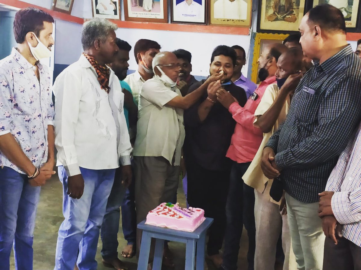 NaniKhan13's tweet photo. చిత్తూరు జిల్లా సూపర్ స్టార్ కృష్ణ మరియు మహేష్ బాబు అభిమాన సంఘం అధ్యక్షులు గౌ.శ్రీ."K P SRIDHAR" గారి ఆధ్వర్యంలో ప్రిన్స్ మహేష్ బాబు జన్మదినం సందర్భంగా మధ్యాహ్నం 12 గంటలకు తపోవనంలో అన్నదానం కార్యక్రమం జరిగింది.
Team #MBFCChittoor
#HBDMaheshBabu
#SarkaruVaariPaata https://t.co/tZkhlH6x3k