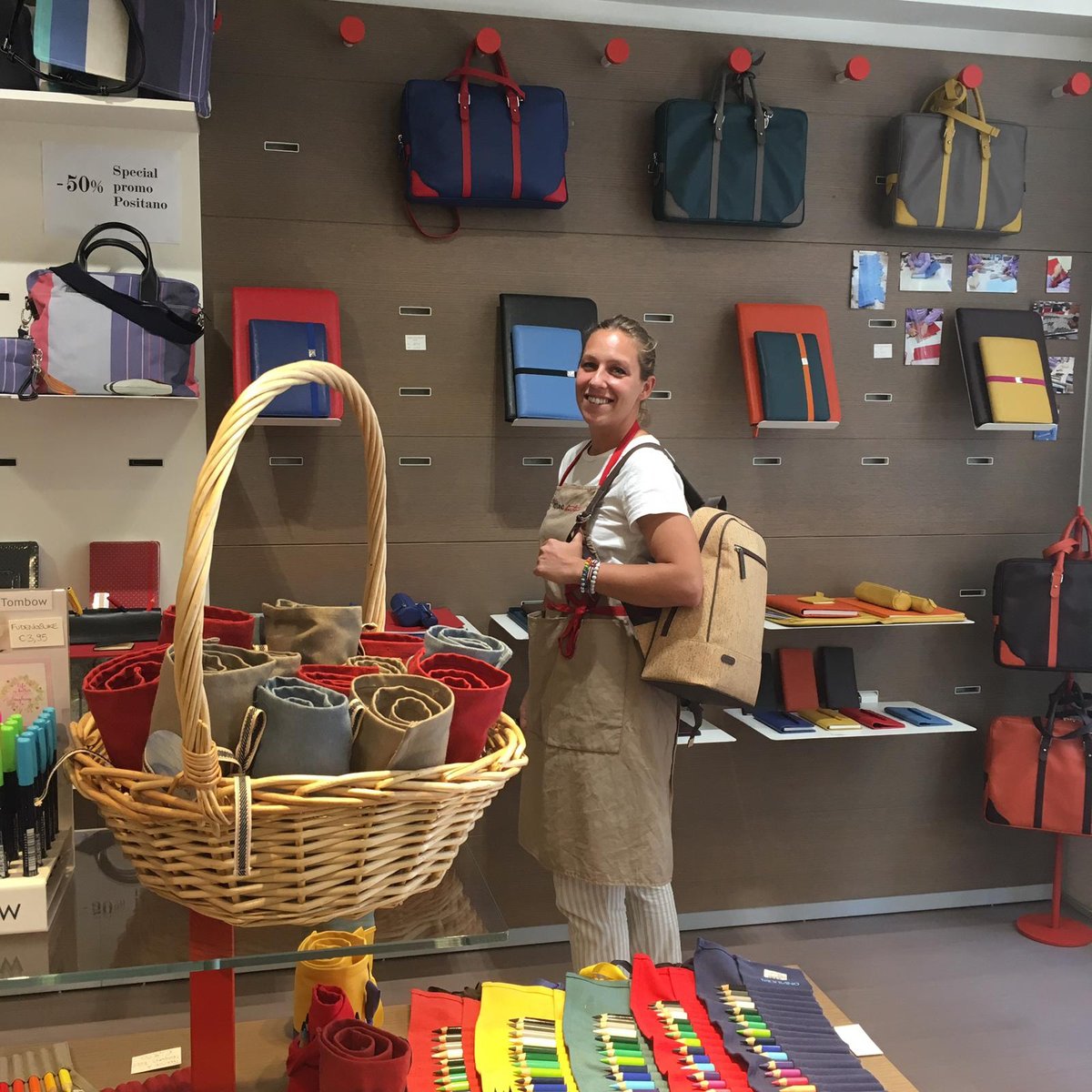 SALUTI DA... #Parigi 💌
Tutto lo staff della nostra boutique parigina ti aspetta per mostrarti le collezioni e i nuovi prodotti tra carta, colori, pelle e tessuto. 

📍 Fabriano Boutique Parigi 🇫🇷
90, Rue du Bac
t +33 149871195
#Fabteam #madeinitaly #paperlover