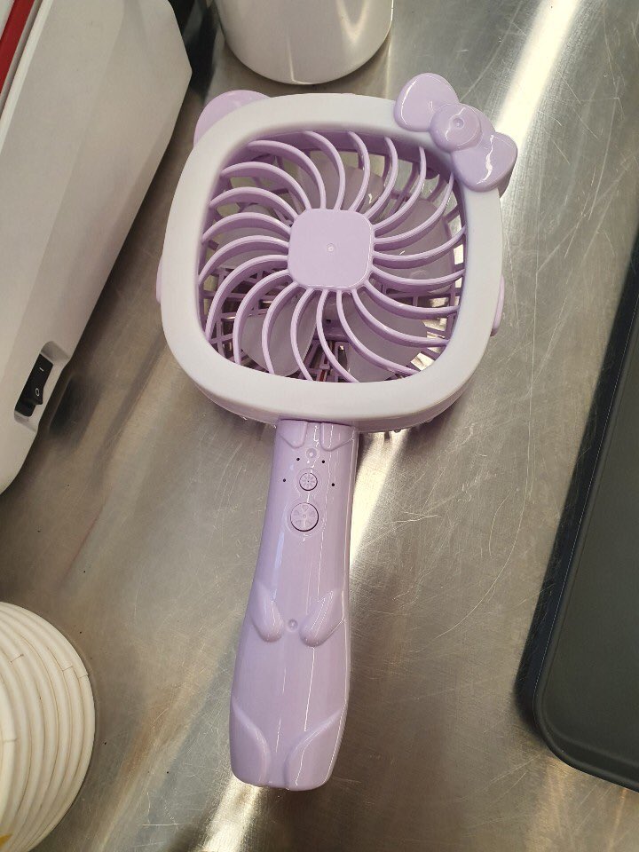 For_my_August's tweet photo. -
카페린에 분실물이 생겼습니다! 혹시라두 두고가신 러브님은 디엠주세요ㅠㅠ https://t.co/xhWArG9VEA