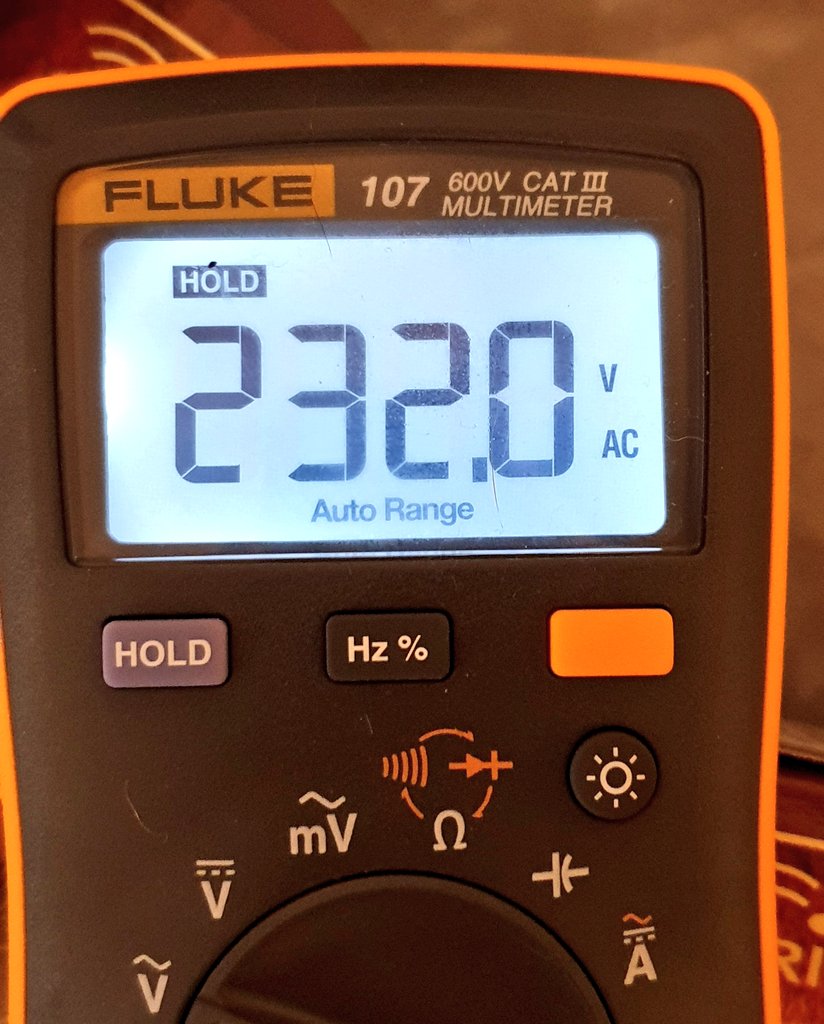 First, are they really 9W? No BIS/ISI endorsements, so let's test it out. Like most LED filaments, very pretty when lit (first pic underexposed -3 stops to catch the 6 filaments). And it's bright. And yep, steady 0.37A after 3 min at 232Vac so that's a stable 8.6W. All good! 2/n