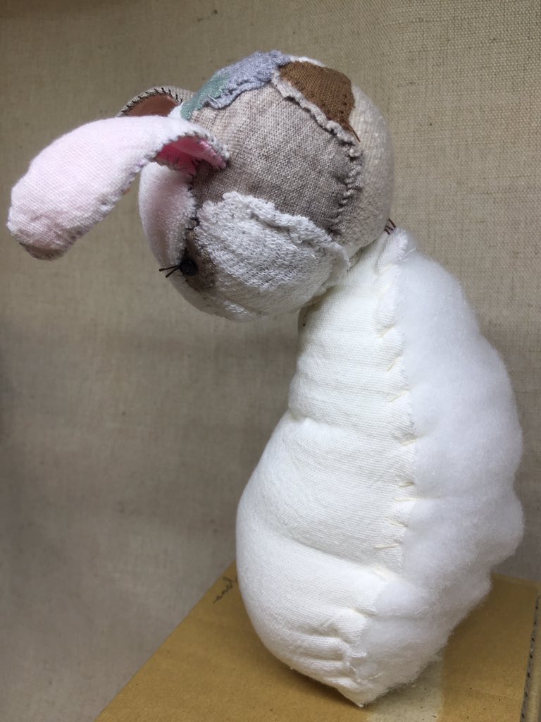中澤 デザフェス 5 30 E 122 ツギハギのぬいぐるみは はじめにワタを作りたい形に成形して それに布を縫い付けていく 作り方をしているのですが 結構途中経過でかっこいい時があって これで完成もありなのでは と思う時がよくある Fanみそ