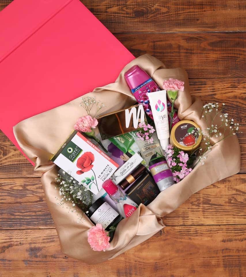 FeminaIndia's tweet image. Raksha Bandhan is just around the corner and those gifts are about to flow in! So tie on that rakhi and tag your brother in the comments for a nudge in the right direction. Order your #GlowCode box at just INR 1999. Click: bit.ly/3hJqIsS 
#FeminaXGrazia #RakshaBandhan