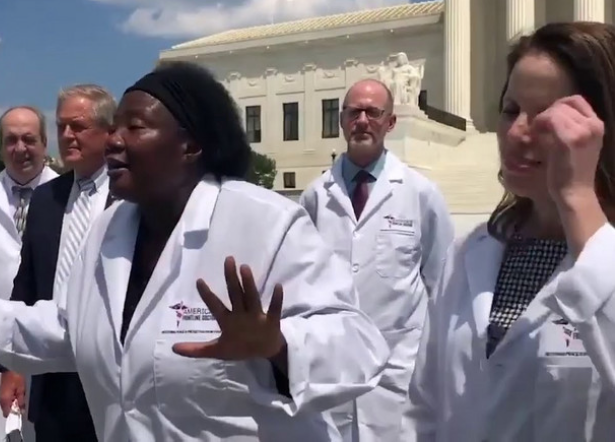 EbnEmbu's tweet photo. @fabWomanOnline [VIDEO] US-Based Nigerian Doctor, Dr Stella Emmanuel Claims Hydroxychloroquine Can Cure COVID-19
#News #Trending

https://t.co/YLW4Og31v6 https://t.co/1D0t6XHyyd