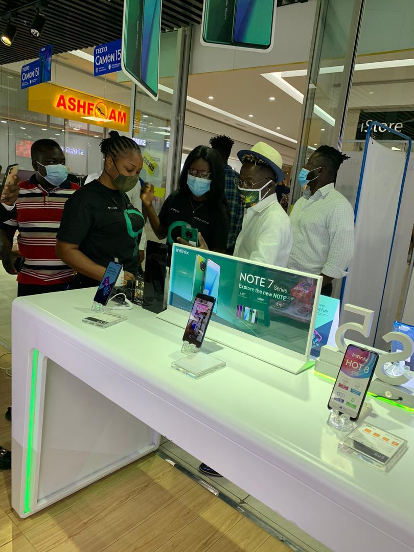 InfinixGhana's tweet photo. Thanks to our brand ambassador @shattawalegh 😎 for paying us a visit at our shop at the Accra Mall yesterday. We enjoyed every bit of moment😍🥰
#ExploreNote7 #InfinixShatta #ShattaTuesdayMarket https://t.co/gPYtPs4XyN