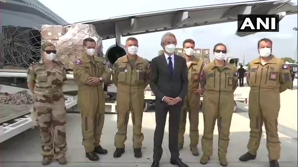 Delhi: Emmanuel Lenain, French Ambassador hands over medical supplies to RK Jain, Secretary-General of Indian Red Cross Society. France has donated 50 Osiris-3 ventilators, 70 Yuwell 830 ventilators, 50k IgG/IgM test kits, and 50k nose & throat swabs to India.