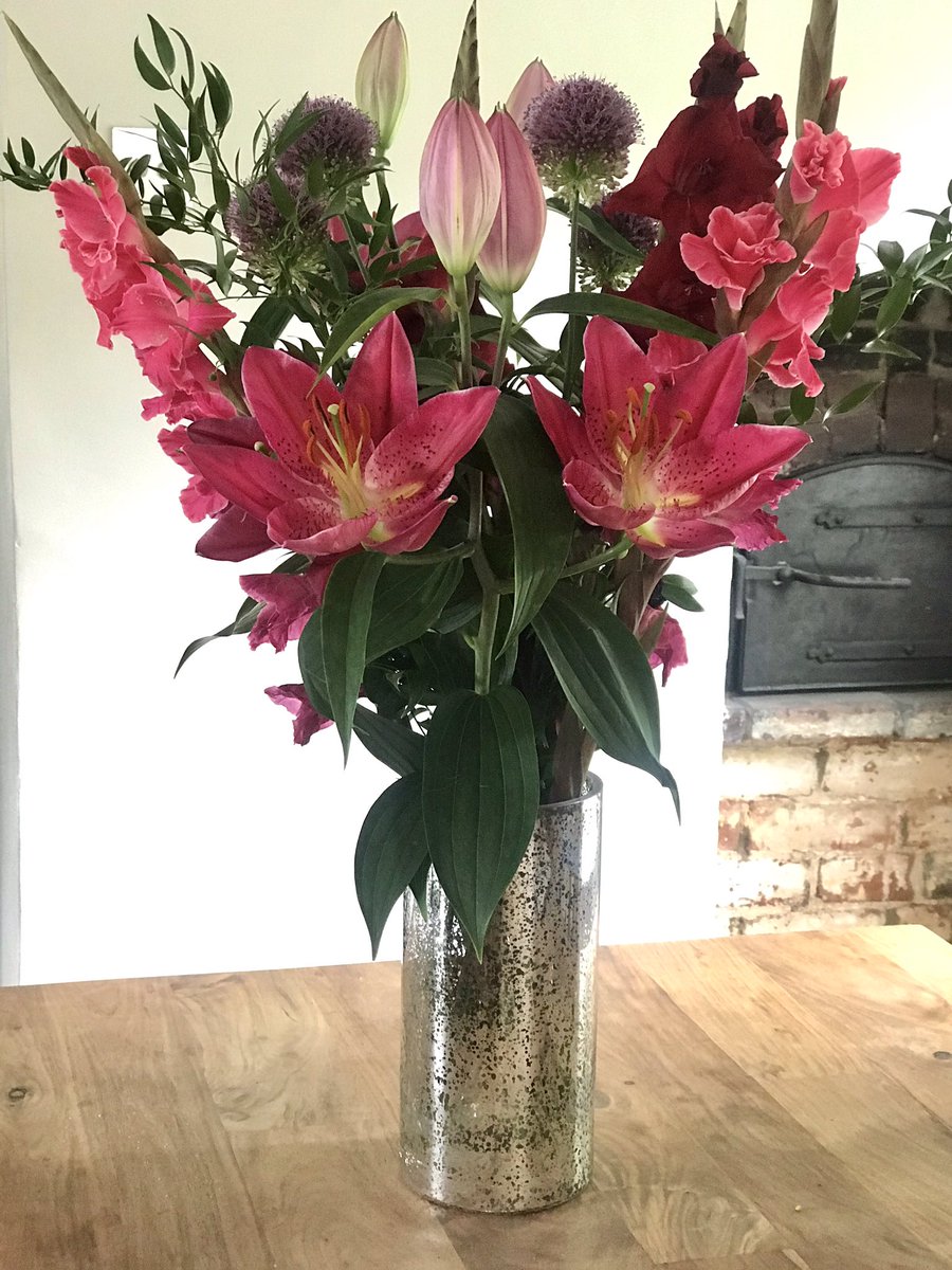 ParryEira's tweet photo. Ooooh Freddie....joyous blooms!!!! @fredds_flowers #blooms #flowers #summer #lillies https://t.co/RUQuafJweX