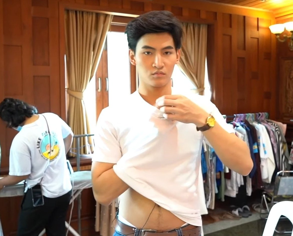 LadyYahya's tweet photo. อยากซูมมมมมมมมมม😳
แค่กกๆๆ หลังเสื้อทีมงานเป็นลายอะไรนะ😅 #OhmAirwaysfirstvlog https://t.co/rAdMQ2cOb7