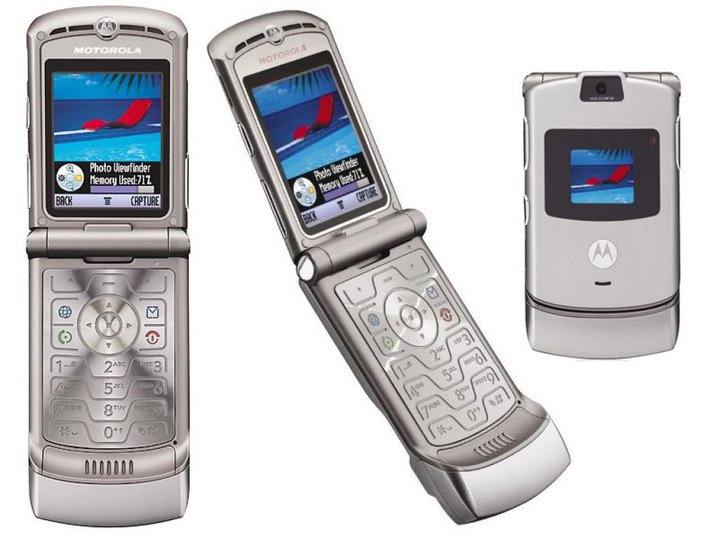 zanoni's tweet photo. Hace dieciséis años (2004) se lanzó el RAZR V3, un clásico que llegó a vender 130 millones de celus en 4 años y fue en su momento el más vendido del mundo. 
Quién tuvo un V3? https://t.co/nVtq7JHEp4