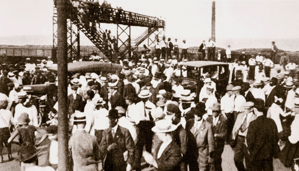 Cameras were not common during Chicago's 1919 race riot.But remarkably we do have 1 picture of the angry crowd gathered at 29th St Beach after Eugene Williams was killed.Taken by a 31 year old Japanese immigrant named Jun Fujita. Remember that name, because it's important.