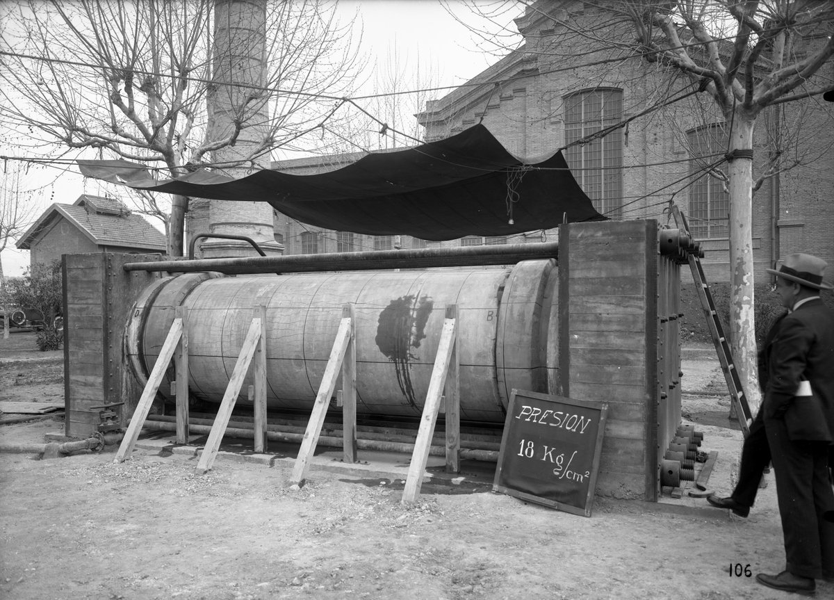 Les proves de pressió són necessàries per al bon manteniment de la #CentralCornellà 💦.
Aquestes maniobres, que requereixen una gran preparació tècnica 🧑‍🔧, s’han dut a terme des dels inicis i avui et mostrem imatges d’arxiu de proves de pressió dels tubs Bonna el 1925. 🗓