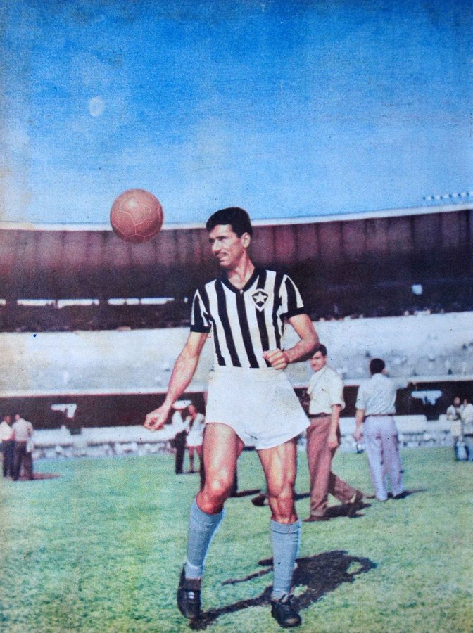 Nilton Santos, a Enciclopédia do Futebol no Velho Maracanã, tratando a bola com carinho e em cores, usando a camisa alvinegra do Botafogo.