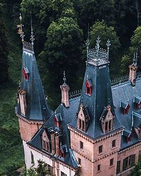 Meysembourg Castle is located some 2 km south-west of Larochette in central Luxembourg. While the site has a history dating back to the 12th century, today's castle was built in 1880 in Neo-Renaissance style and is privately owned. 📷instagram.com/tom_juenemann/