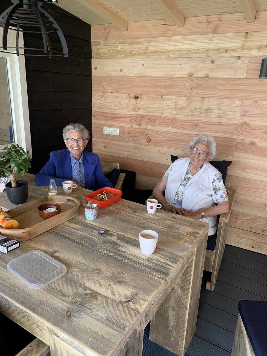 Mijn (wekelijks) koffie momentje met m’n 2 vriendinnen. De zusjes An en Truus (91 en 93 lentes jong)
