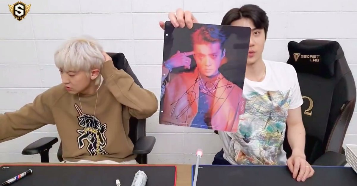 rispuddingen's tweet image. เซฮุนบอกว่าเพิ่งเห็นรูปนี้ครั้งแรก ชื่นชมรูปตัวเองใหญ่ // เอสเอมมันไม่ให้ ศลป. ดูรูปก่อนเลยเหรอ หรือเจ้าตัวแสบไม่เปิดดูเอง 55555