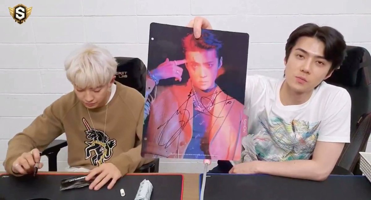 rispuddingen's tweet image. เซฮุนบอกว่าเพิ่งเห็นรูปนี้ครั้งแรก ชื่นชมรูปตัวเองใหญ่ // เอสเอมมันไม่ให้ ศลป. ดูรูปก่อนเลยเหรอ หรือเจ้าตัวแสบไม่เปิดดูเอง 55555