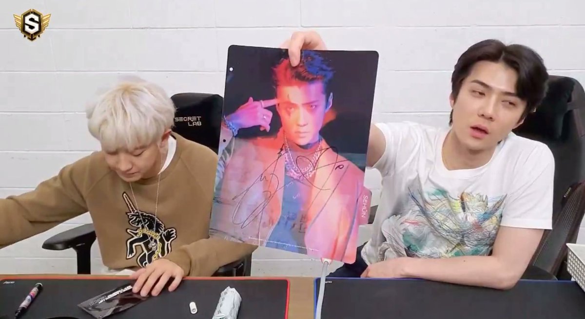 rispuddingen's tweet image. เซฮุนบอกว่าเพิ่งเห็นรูปนี้ครั้งแรก ชื่นชมรูปตัวเองใหญ่ // เอสเอมมันไม่ให้ ศลป. ดูรูปก่อนเลยเหรอ หรือเจ้าตัวแสบไม่เปิดดูเอง 55555