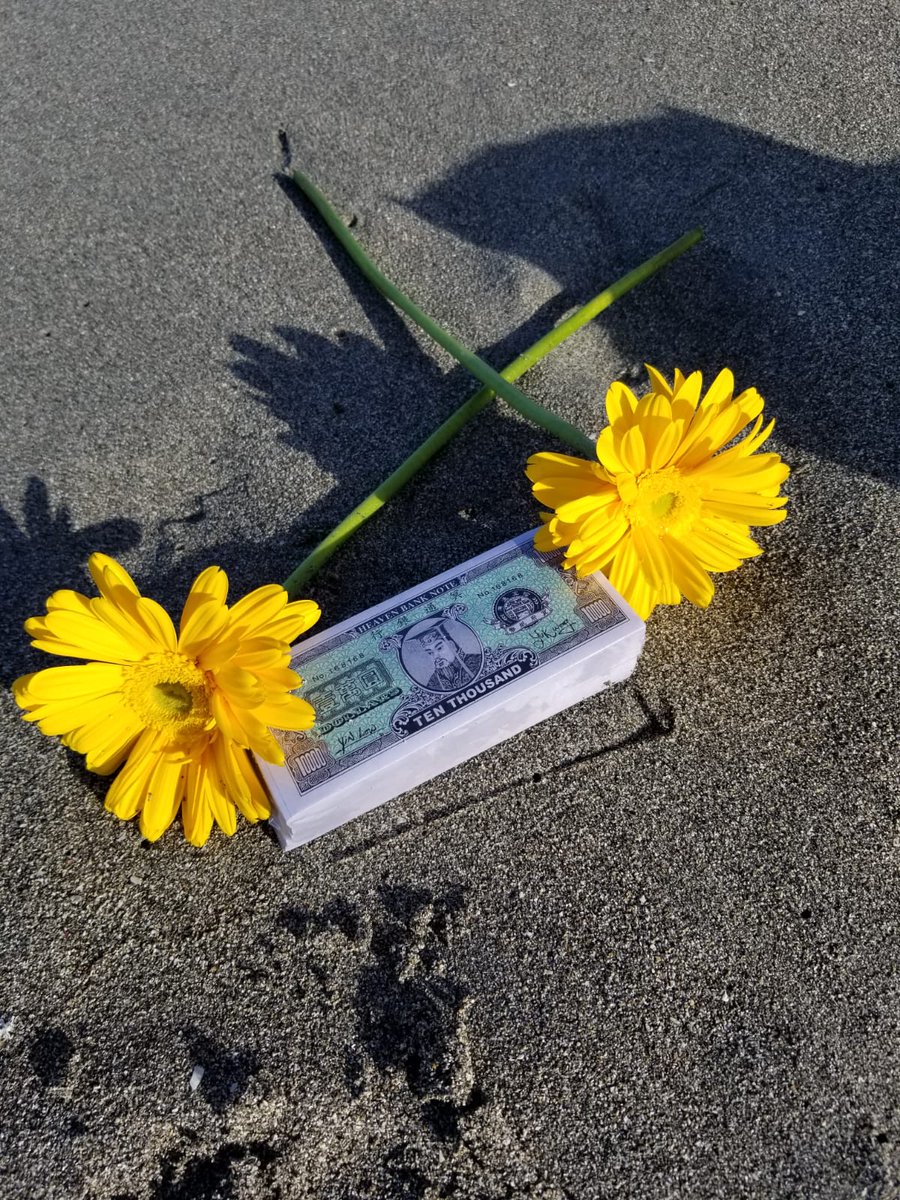 Azulfogaz's tweet image. Helping clear or assist your family lineage #AncestorMoney #Josspaper #Hellnote #jadeemperor vist my shop for variety of ancestor money etsy.com/shop/AzulFogaz