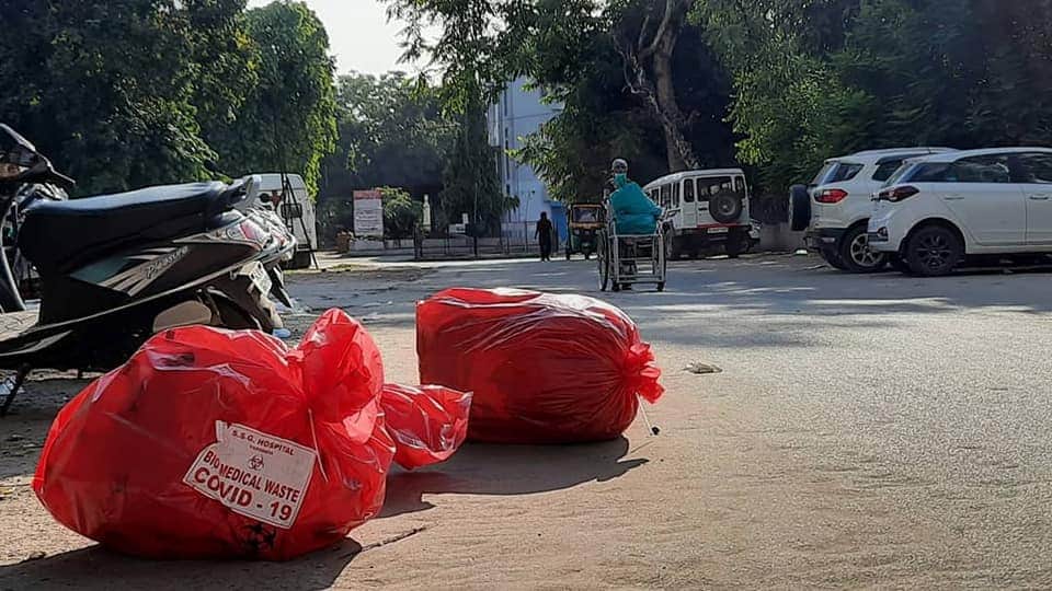 GabbarTeam's tweet photo. @mpvadodara @MoHFW_INDIA @ikumarkanani हम सभी देश वासियों को अपील देते है के आप अपनी निजी मास्क या किट इस तरह से उसका विनाश करे जिसे किसी और को आपती ना हो।और यही चिजो को कितनी लापरवाही से हमारे बरोड़ा के #SSGHospital में रोड पर रखा जा रहा है. इस पर कड़क कदम लिए जाए।
#TeamGabbar https://t.co/N3mZS4ogky