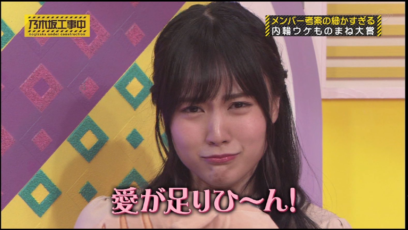 ｓｔ 遥香と歩いていると抱き合うカップルを目撃 彼女が 愛が足りひん と言うと なんと路上で熱いキスをし始めました うわぁ 大胆だなぁ 目のやり場に困って遥香の方を見ると あ 愛が足りひん え 私も の愛が 足りひん