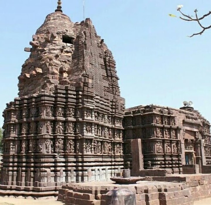 1/n Historic beauty but in shambles–: Markanda Mahadev Temple Complex is situated at the River banks of Wainganga River near Chamorshi town in Gadchiroli District of Maharashtra.This 8th Century CE (1200 years old) Temple Complex is called as Mini Khajuraho.