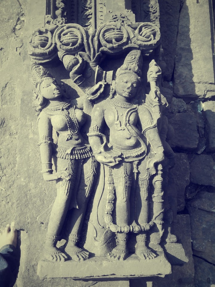2/n There r the group of the 24 temples, ruins of only 18 remain. Now only around 6 temples were open while the rest were cordoned off by the Archeological Society of India for renovations.The carvings on the temple are gorgeous.