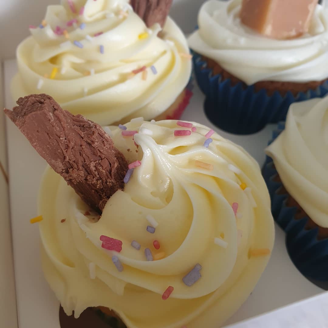NewmanNibbles's tweet photo. Had a busy few days making more cupcakes! There's a selection box with 3 flavours - vanilla, salted caramel, and chocolate orange. And then I was asked to make some colourful cupcakes too. 
You can still order your cupcakes for £10 for this week only!
#NewmansNibbles #cupcakes https://t.co/pFfRI4WPfV