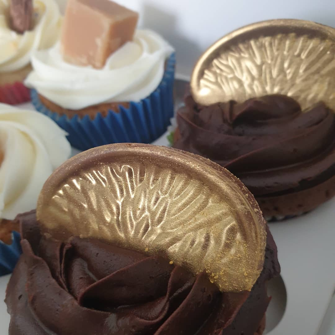 NewmanNibbles's tweet photo. Had a busy few days making more cupcakes! There's a selection box with 3 flavours - vanilla, salted caramel, and chocolate orange. And then I was asked to make some colourful cupcakes too. 
You can still order your cupcakes for £10 for this week only!
#NewmansNibbles #cupcakes https://t.co/pFfRI4WPfV