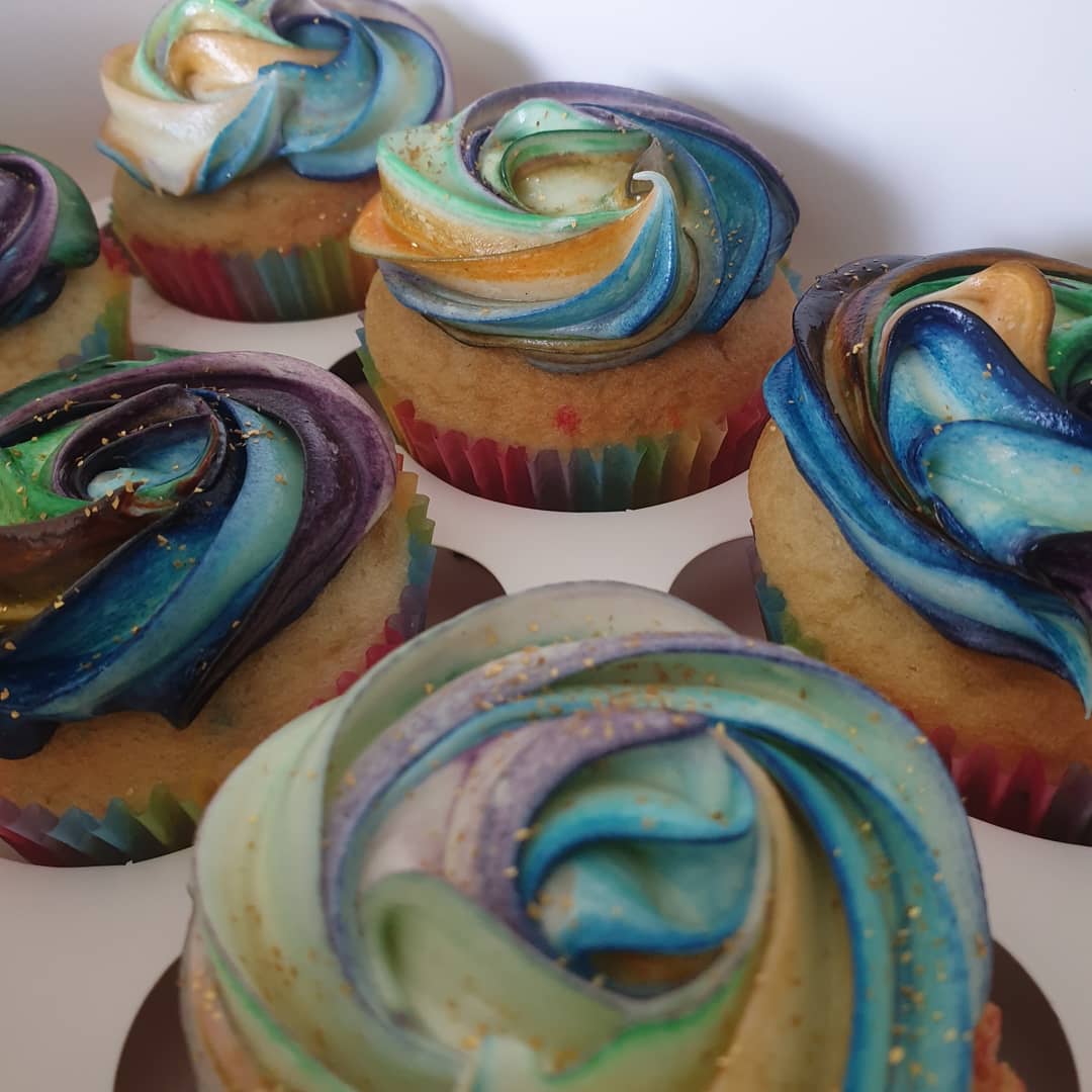 NewmanNibbles's tweet photo. Had a busy few days making more cupcakes! There's a selection box with 3 flavours - vanilla, salted caramel, and chocolate orange. And then I was asked to make some colourful cupcakes too. 
You can still order your cupcakes for £10 for this week only!
#NewmansNibbles #cupcakes https://t.co/pFfRI4WPfV