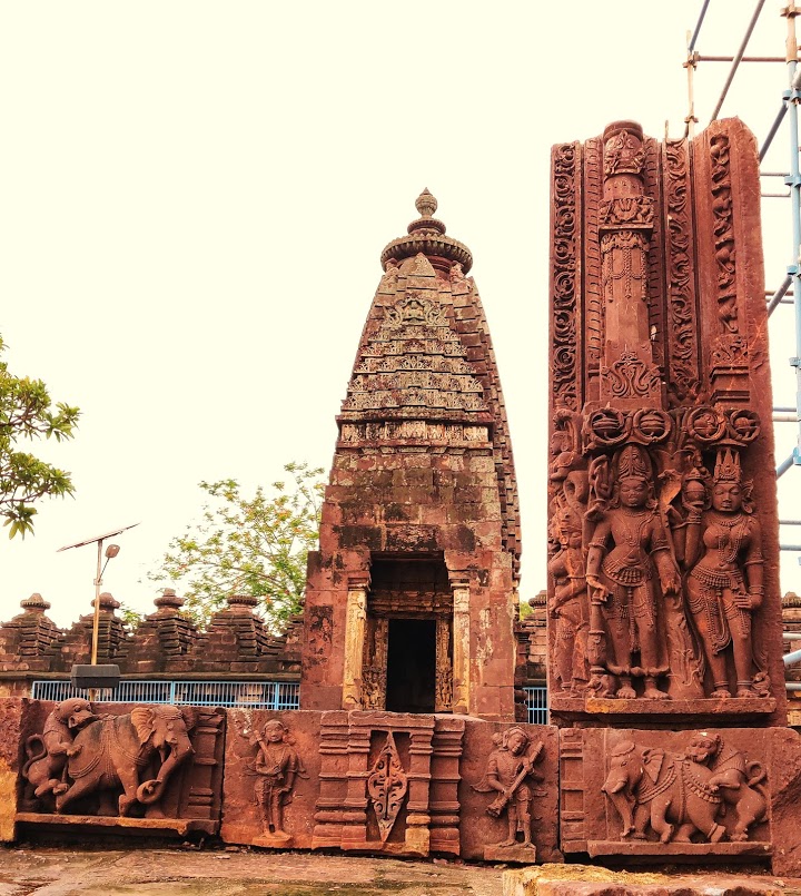 2/n There r the group of the 24 temples, ruins of only 18 remain. Now only around 6 temples were open while the rest were cordoned off by the Archeological Society of India for renovations.The carvings on the temple are gorgeous.