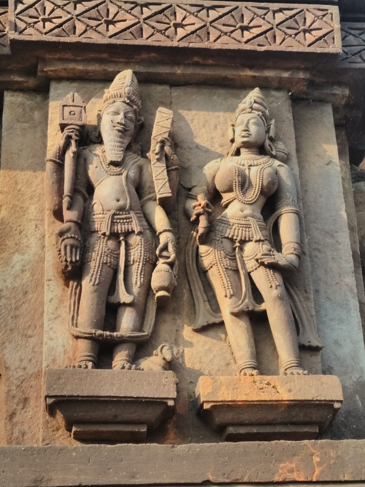 3/n On external part of the main temple there are many sculptures of Gods, Goddess & hermits i.e. Vyal, Ashtadikpal, Apsara, Sursundari and Devangana. The sculptures of Ganesha, Brahma & Shiv Parvati are kept there in too.