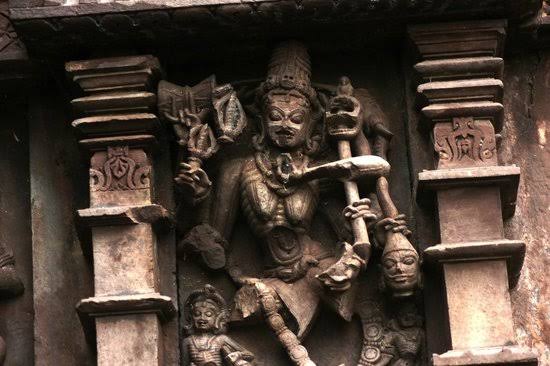 6/n Once you will visit this place you will find yourself on Chota Kashi surrounded by the art of sculpture. Every image of the God and Goddess here is ornate with various ornaments.