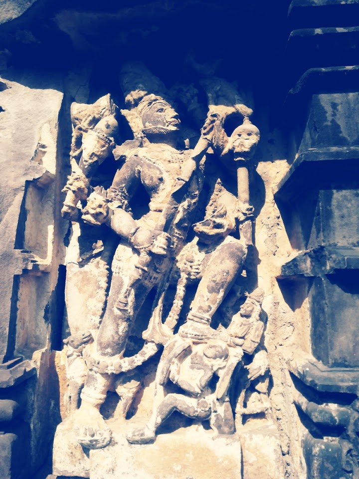 6/n Once you will visit this place you will find yourself on Chota Kashi surrounded by the art of sculpture. Every image of the God and Goddess here is ornate with various ornaments.