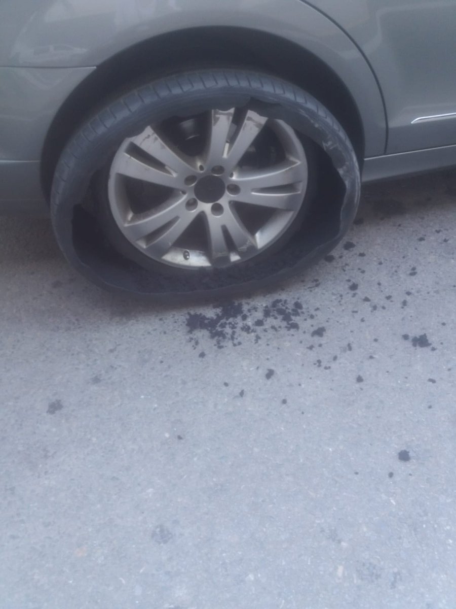 distimique's tweet photo. @Hankook_Lastik otobanda seyir halindeyken lastik ikaz ışığı yanar yanmaz ev ses gelmesi uzere 50-100 metre sonra kenara çekince lastiğin paramparça olduğunu gördüm. 1 ay once aldigim lastigin içinden asfalt döküldü resmen. https://t.co/GqfOaSH2bn